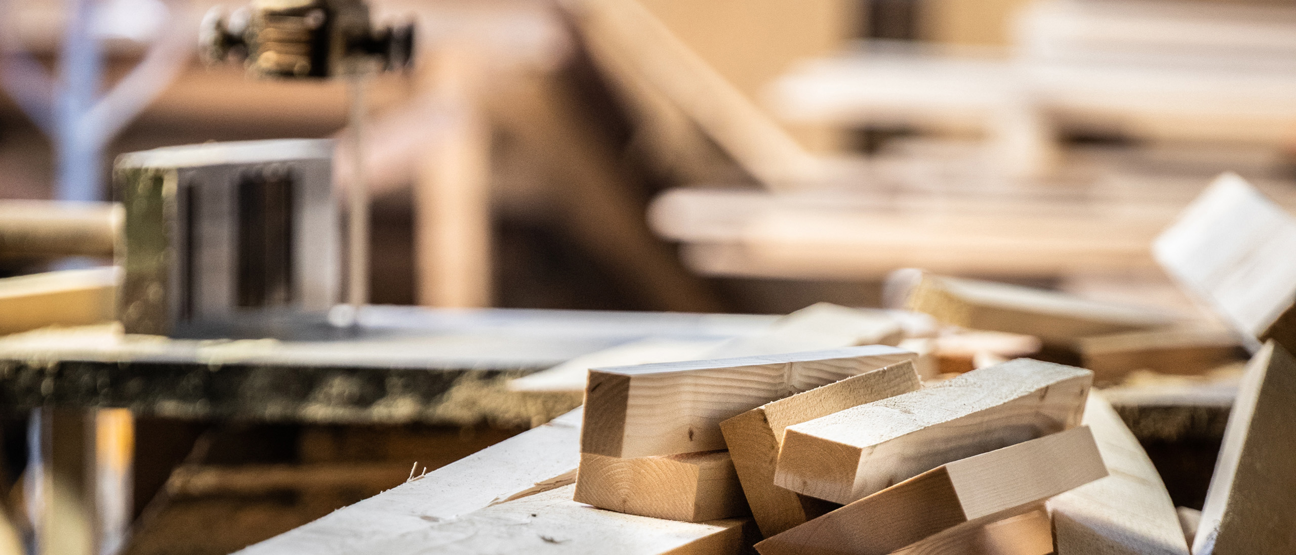 Bois entassé en atelier, prêt pour le processus de fabrication de lits à tiroirs en bois massif